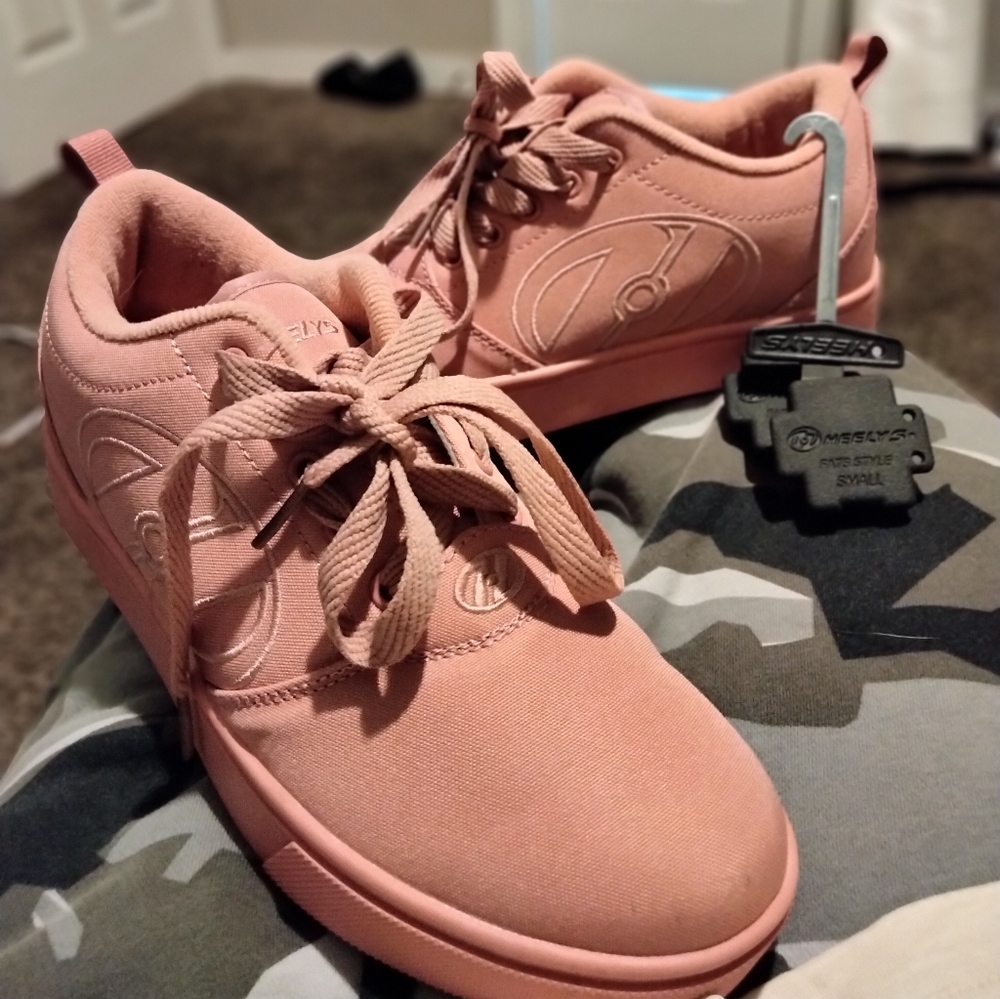 Pink Heelys . - Picture 2 of 6
